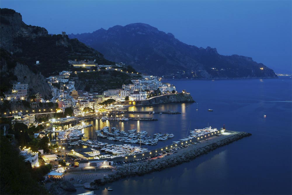 Blick auf Amalfi bei Nacht