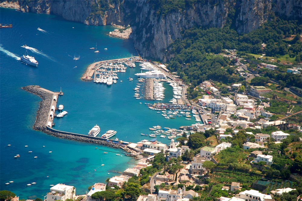 Blick auf den Hafen von Capri